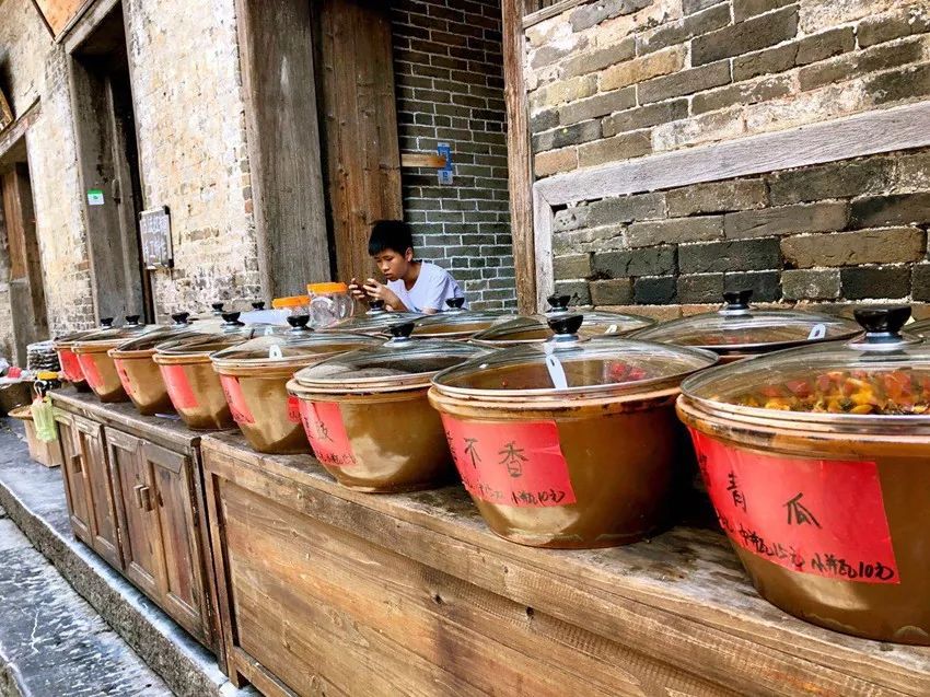 十八酿、豆豉宴、黄焖鸡！去广西袖珍古镇吃最绝的三道菜 | 赏味