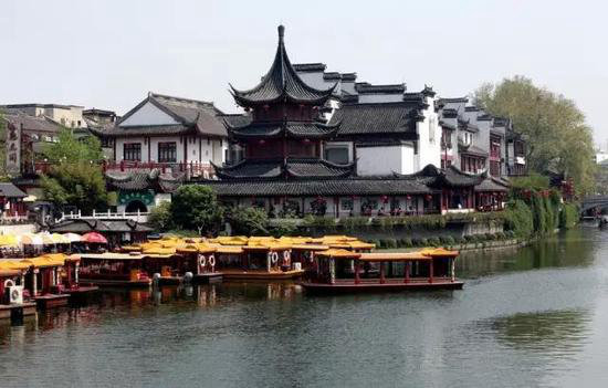 吃货自驾哪里去？国内必去的11条美食街！