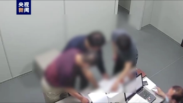 还原唐山某烧烤店打人案侦办经过，警方讯问陈某志现场视频首次公开