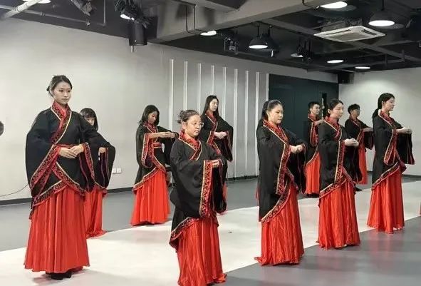 此时好，一生好 | ​黑蜻蜓“有模有样”青少年形体美育班完美收官