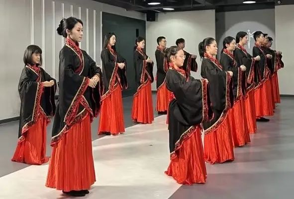 此时好，一生好 | ​黑蜻蜓“有模有样”青少年形体美育班完美收官
