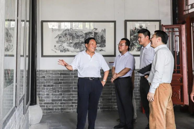 “纪念孔子诞辰2575年书画艺术展”昨日在济宁曲阜颜翰博府开幕