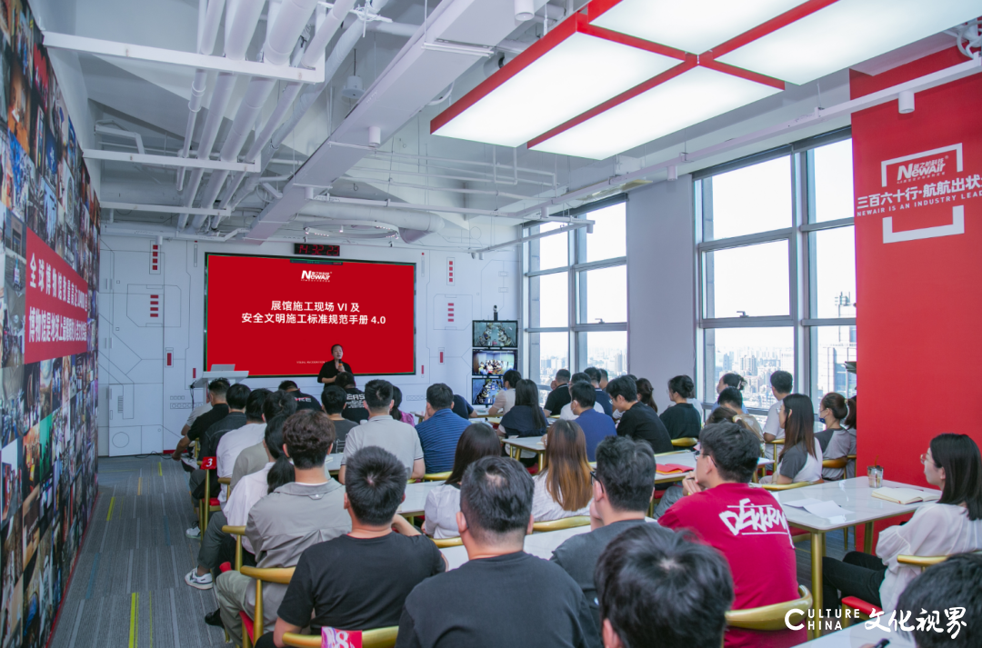 新之航传媒昨日在济南发布自主研发编制的《展馆施工现场vi及安全文明施工标准规范手册4.0》