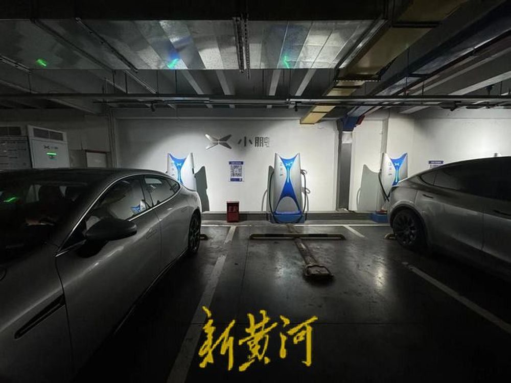 小鹏充电桩收取超时占位费引争议——车主称与停车费重复支付，品牌方回应……