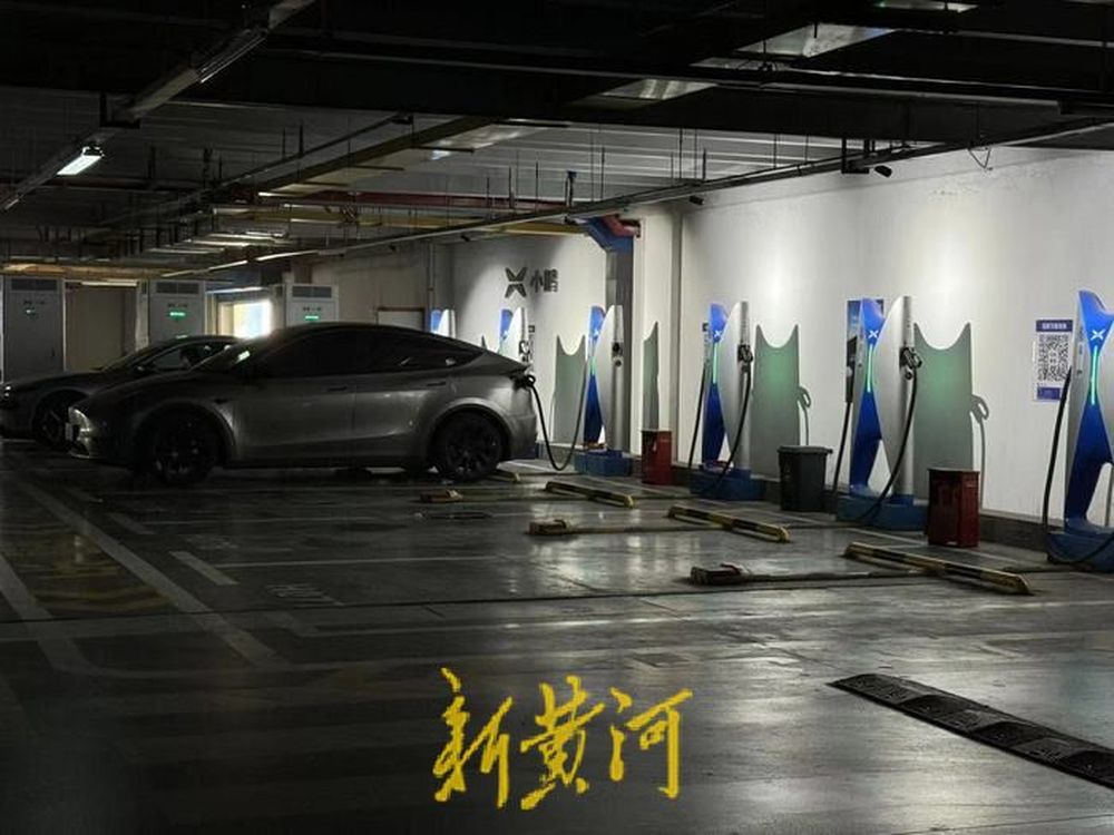 小鹏充电桩收取超时占位费引争议——车主称与停车费重复支付，品牌方回应……
