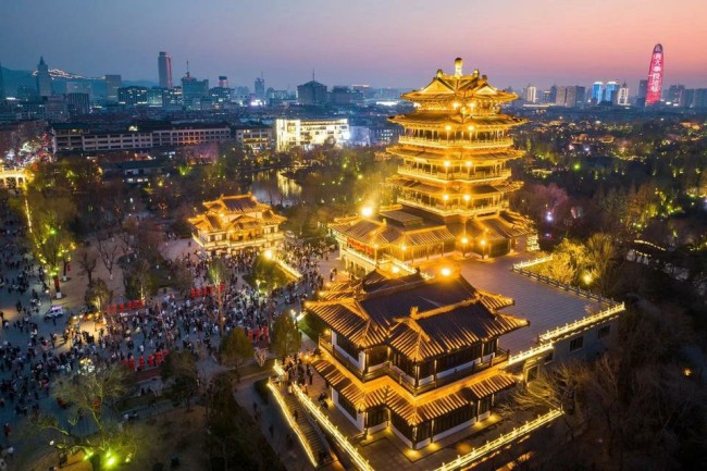 老天赏脸，游客给力——济南国庆假期30家景区累计纳客超465万人次，同比增长10.24%，营收破亿