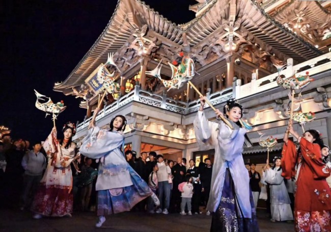 老天赏脸，游客给力——济南国庆假期30家景区累计纳客超465万人次，同比增长10.24%，营收破亿