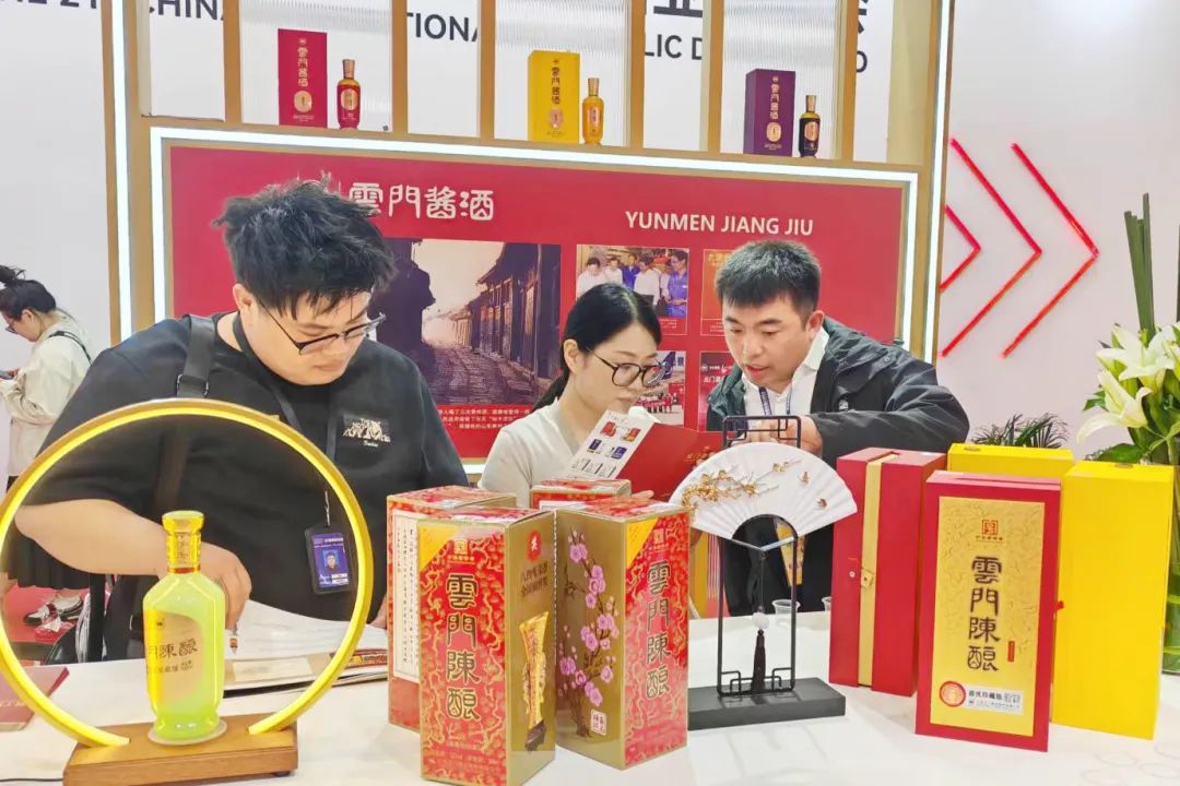 第二十一届中国国际酒业博览会 | 云门酱酒携旗下多个系列产品亮相上海滩