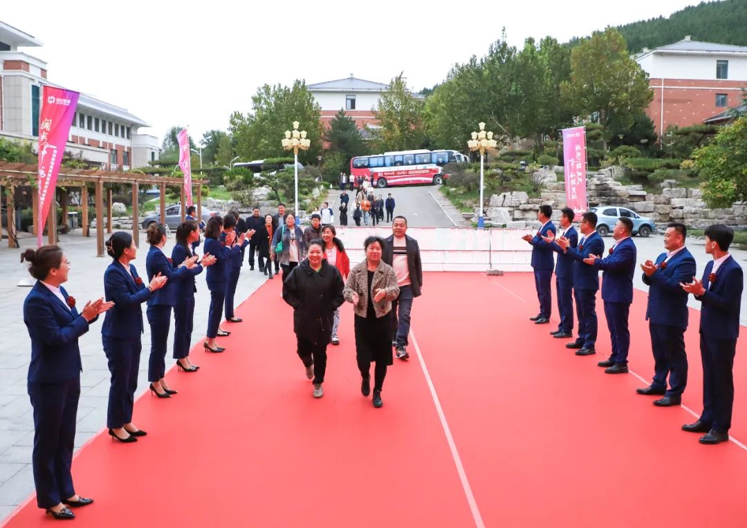 近300名业主带着幸福生活的喜悦赴宴——潍坊恒信青州城市公司举行高质量发展交流会暨业主答谢宴