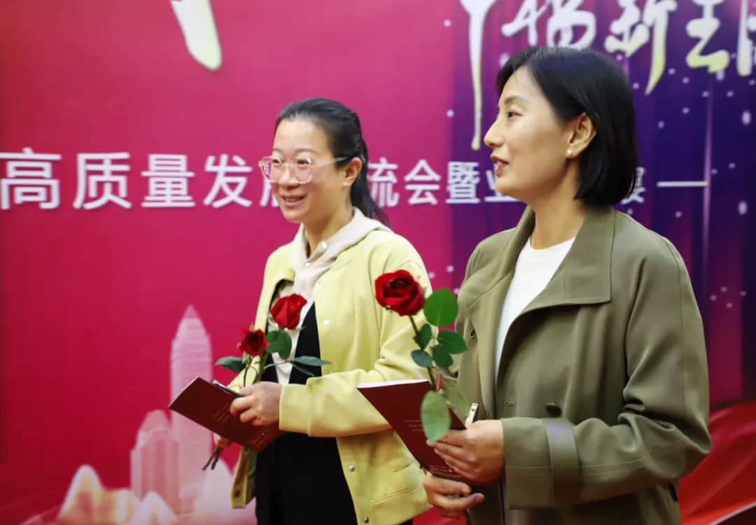 近300名业主带着幸福生活的喜悦赴宴——潍坊恒信青州城市公司举行高质量发展交流会暨业主答谢宴