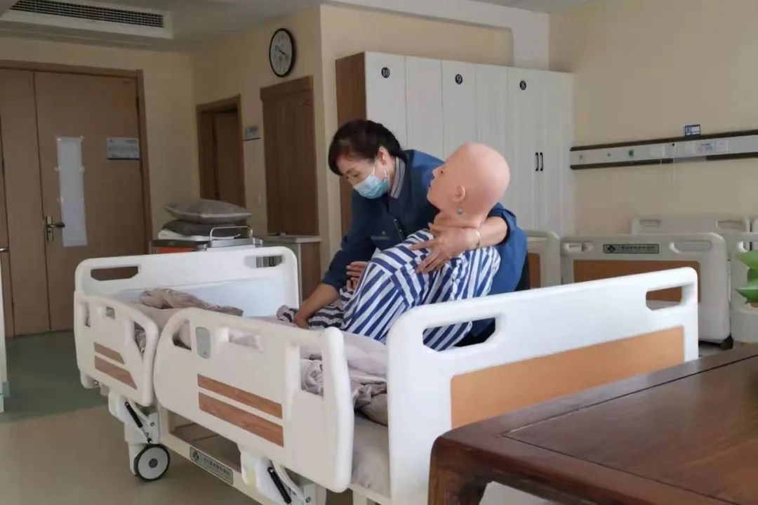 每一位护理员都是合格的“第一救助者”——青岛宏远健康颐养中心为长者的养老生活保驾护航！