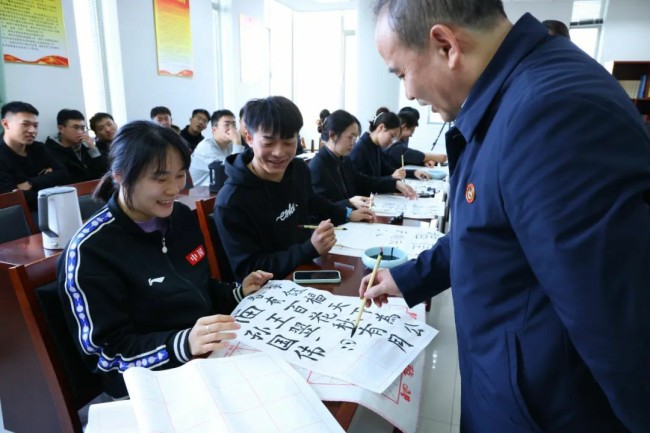 山东省魏启后书画艺术馆图书捐赠暨工艺美术大师李学全先生书法作品捐献公益活动在山东体育学院举办