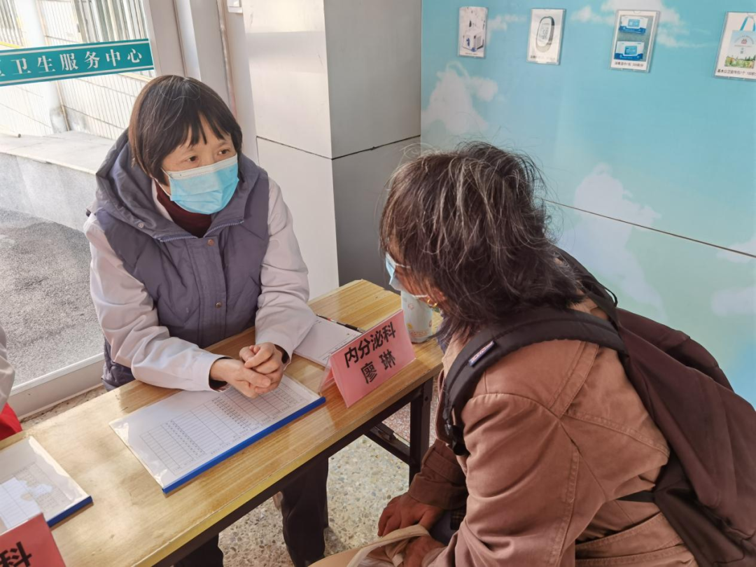 山东第一医科大学第一附属医院组织专家赴港沟社区开展“四送四进四提升”健康促进行动