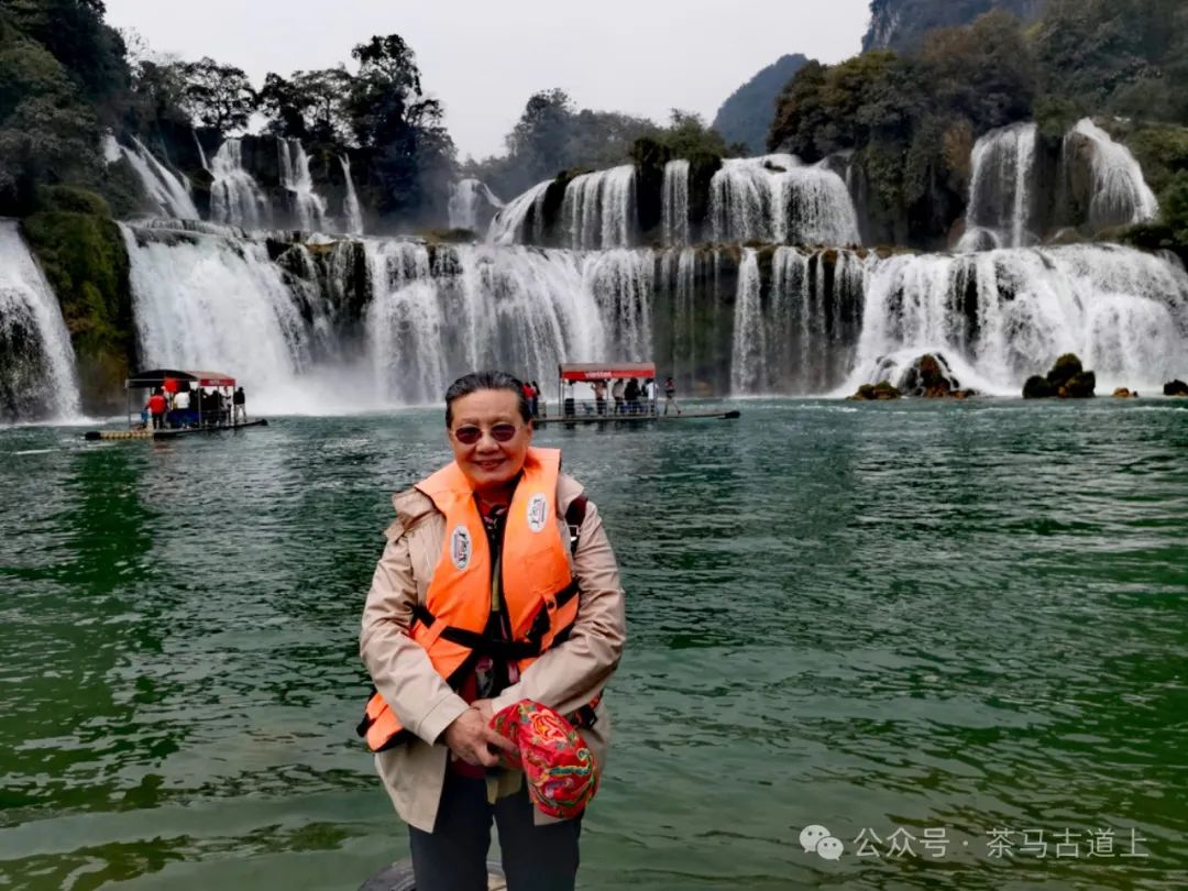 与舒建新一同领略广西德天跨国大瀑布的壮观，感受大自然的鬼斧神工