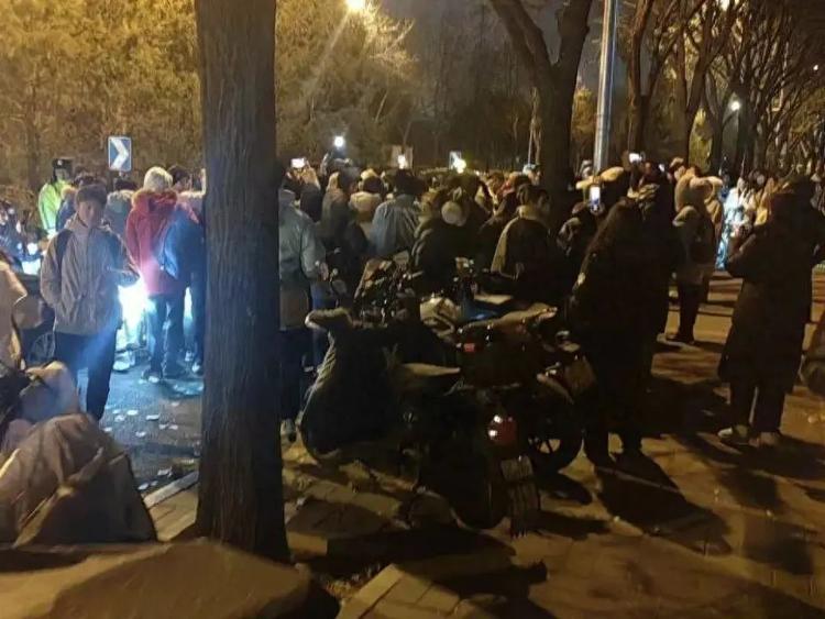 “鹅腿阿姨”回应清华北大之争：每个学校都得轮流去几天
