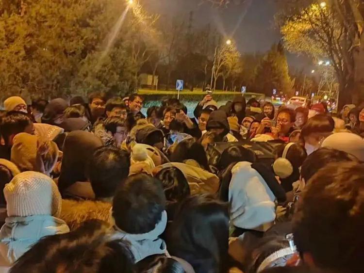 “鹅腿阿姨”回应清华北大之争：每个学校都得轮流去几天