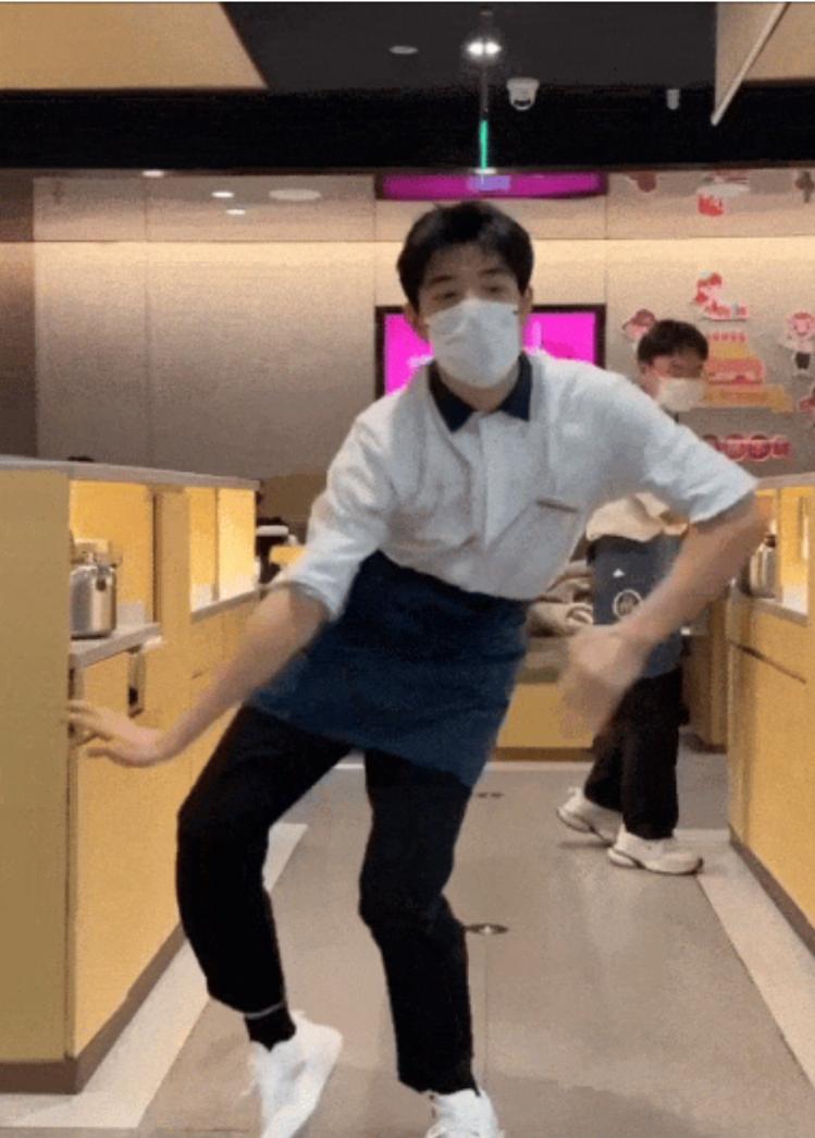 “火锅科目三热舞”争议不休 海底捞：“我们想为顾客带来更多快乐”