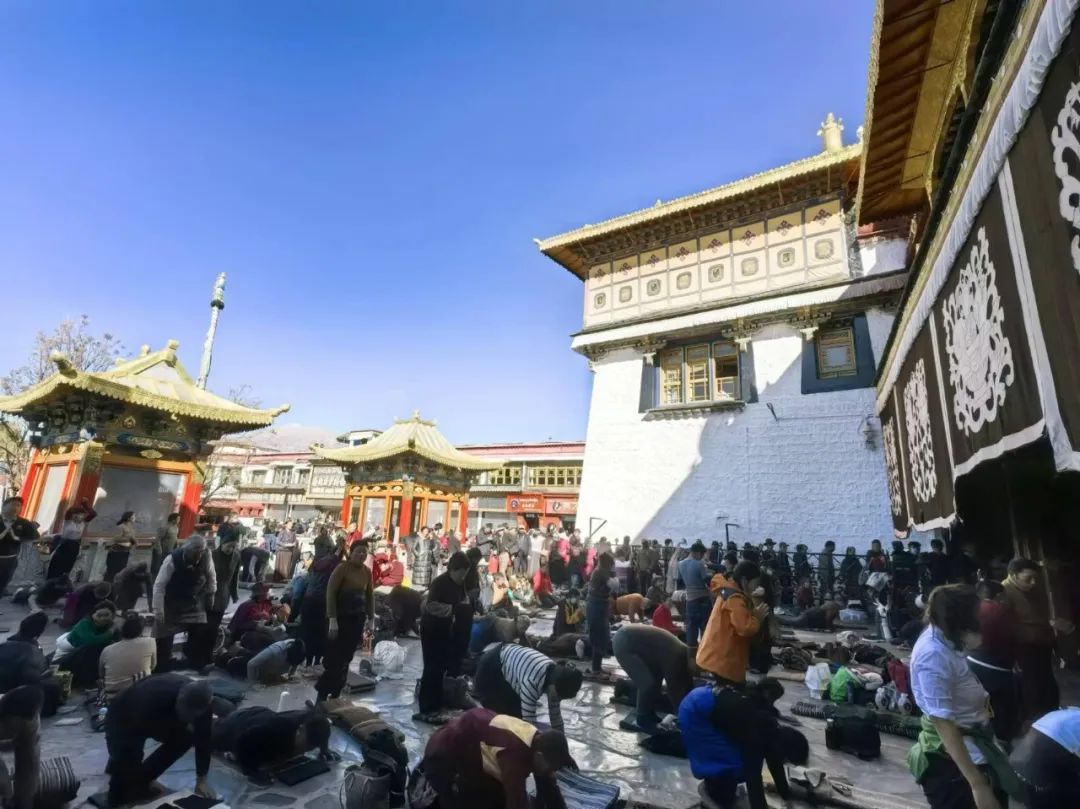 邓建强·西藏写生采风 | 淡墨湿笔晕染灵山秀水，色块线条勾勒人文大境
