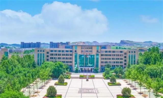 山东现代学院教师岗位责任条款遭质疑：考评忠诚度？抄写董事长讲话成工作要求？