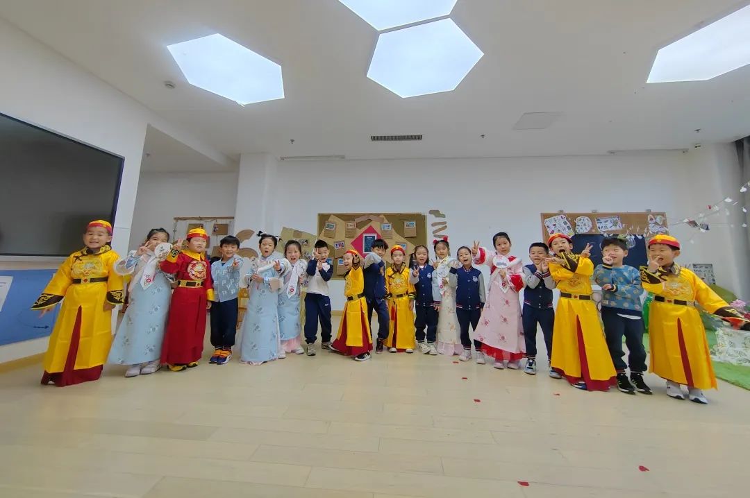 走读城市 微观历史 | 济南市慧思顿高瞻幼儿园探究式学习课程，带娃娃们品味11座城市的历史人文和烟火气