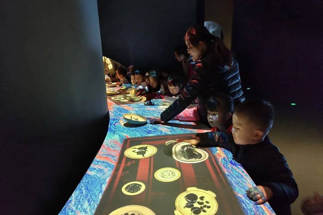 走读城市 微观历史 | 济南市慧思顿高瞻幼儿园探究式学习课程，带娃娃们品味11座城市的历史人文和烟火气