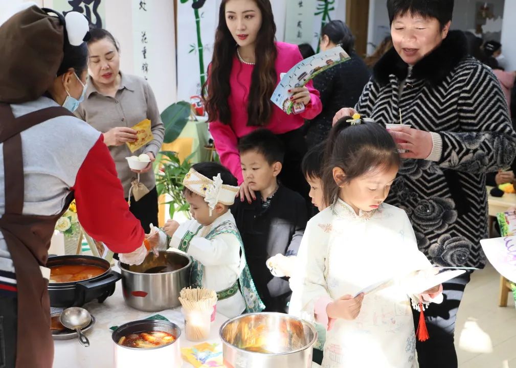走读城市 微观历史 | 济南市慧思顿高瞻幼儿园探究式学习课程，带娃娃们品味11座城市的历史人文和烟火气