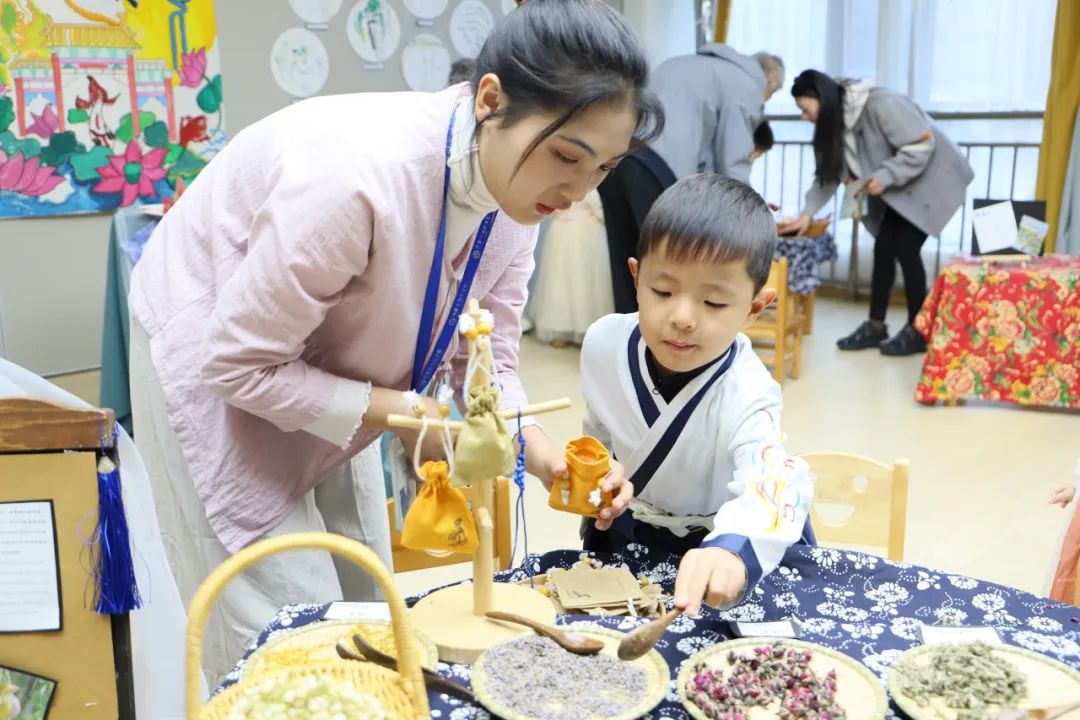 走读城市 微观历史 | 济南市慧思顿高瞻幼儿园探究式学习课程，带娃娃们品味11座城市的历史人文和烟火气