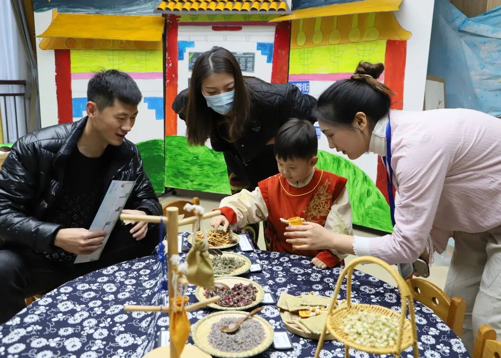 走读城市 微观历史 | 济南市慧思顿高瞻幼儿园探究式学习课程，带娃娃们品味11座城市的历史人文和烟火气